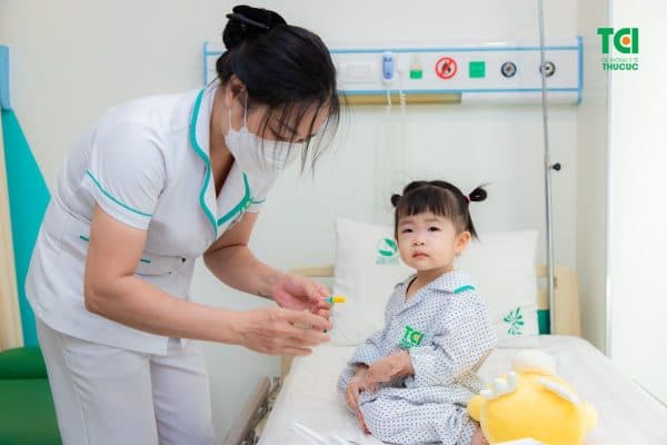 Điều trị tiêu chảy cấp cho trẻ theo phác đồ bác sĩ chỉ định để đảm bảo an toàn