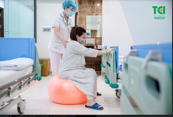 Tập với bóng sinh giúp quá trình sinh thường được dễ dàng