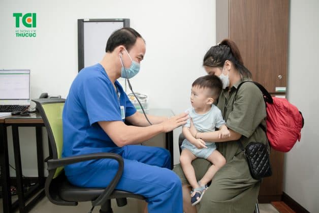 Cho trẻ thăm khám với chuyên gia khi các dấu hiệu quai bị xuất hiện