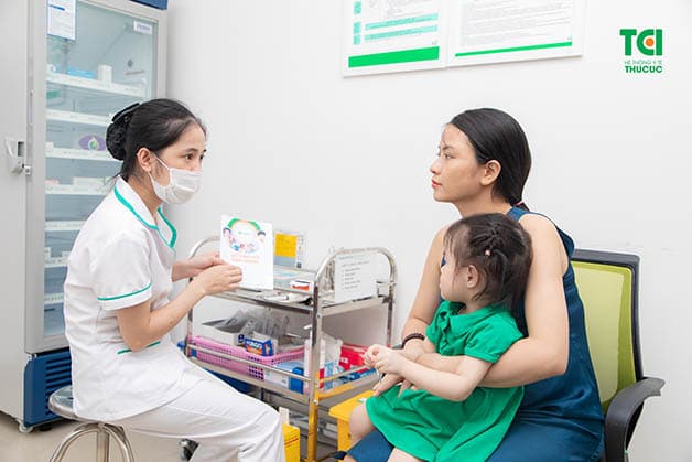 Trẻ em cũng là đối tượng cần được thực hiện tiêm vắc xin cúm khi đủ độ tuổi thực hiện mũi tiêm