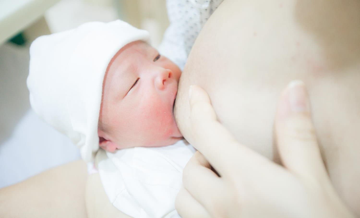 Tiếp tục cho bé bú là cách tốt để chữa tắc tia sữa