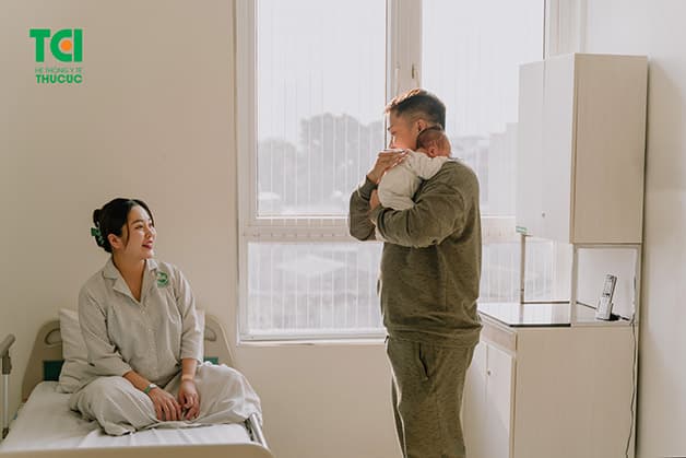 Tại sao kinh nguyệt không đều? Sau sinh, cơ thể người phụ nữ có nhiều thay dổi, quá trình sản xuất và điều tiết các hormone nội tiết cũng đang trong giai đoạn ổn định lại, dẫn đến rối loạn kinh nguyệt