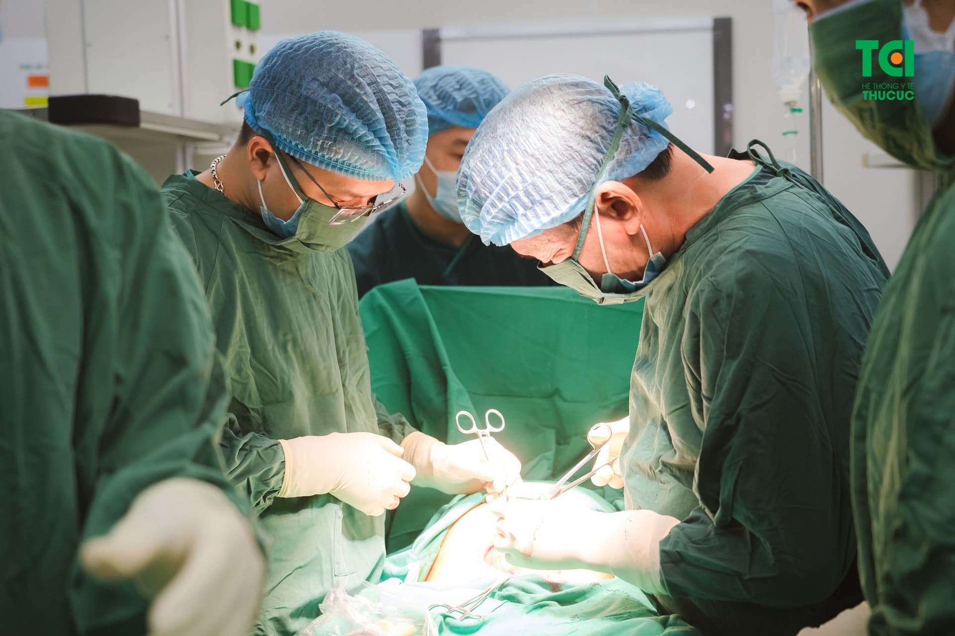 Sản phụ sinh mổ tại phòng sinh vô khuẩn một chiều Bệnh viện ĐKQT Thu Cúc TCI 