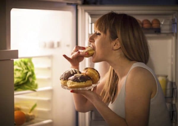 Đau dạ dày về đêm do thói quen xấu trong ăn uống