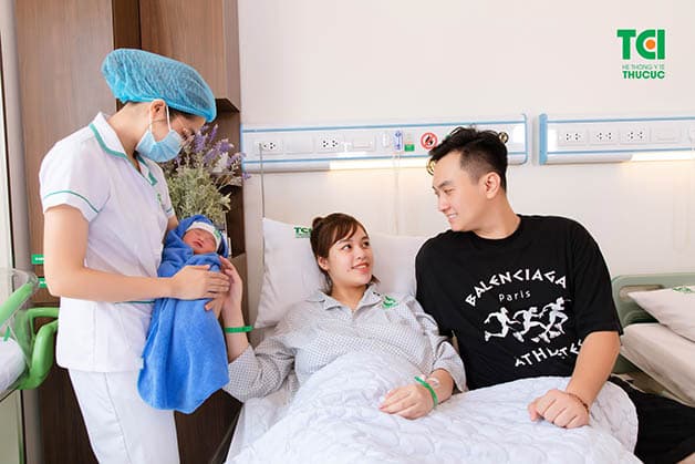 Với mỗi trường hợp cụ thể, bác sĩ thực hiện ca sinh sẽ đưa ra phương hướng sử dụng thuốc kháng sinh cho bà bầu để đảm bảo em bé phát triển tốt, nhanh hồi tử cung