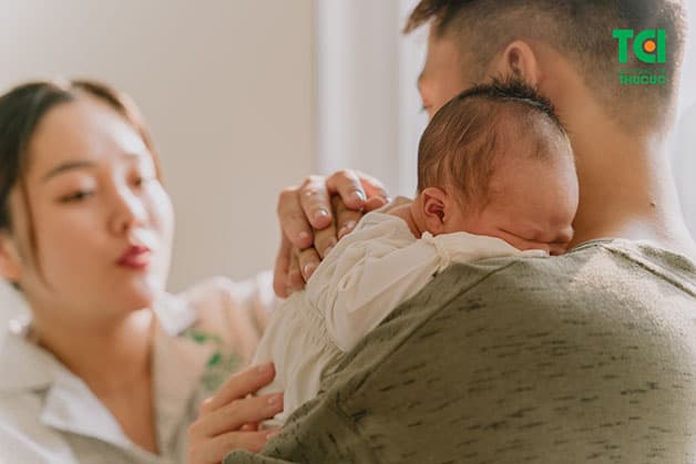 Cho bé bú, nếu các mẹ sử dụng kháng sinh và lo ngại con bị ảnh hưởng, có thể quan sát, nhận biết những điểm bất thường ở bé