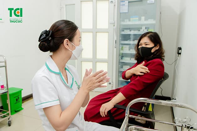 Nhiều người thắc mắc tiêm vắc xin cúm có sốt không? Sốt chỉ là một trong những phản ứng phụ sau tiêm ở một vài trường hợp hiếm gặp