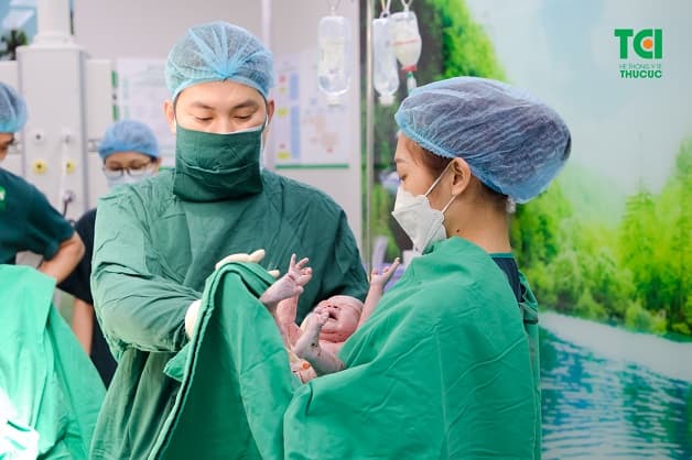 Nếu mẹ tiền sản giật ( bất kể nặng nhẹ ) sau hơn 36 tuần thì nên sinh mổ hoặc kích sinh