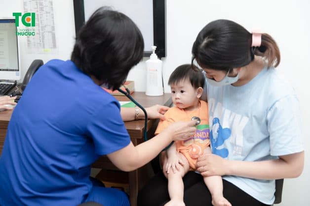 Cho trẻ thăm khám với chuyên gia khi trẻ có dấu hiệu tiêu chảy