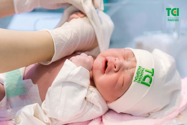 Mẹ bầu sinh con so, lúng túng khi gặp tình trạng dây rốn quấn cổ, dư ối