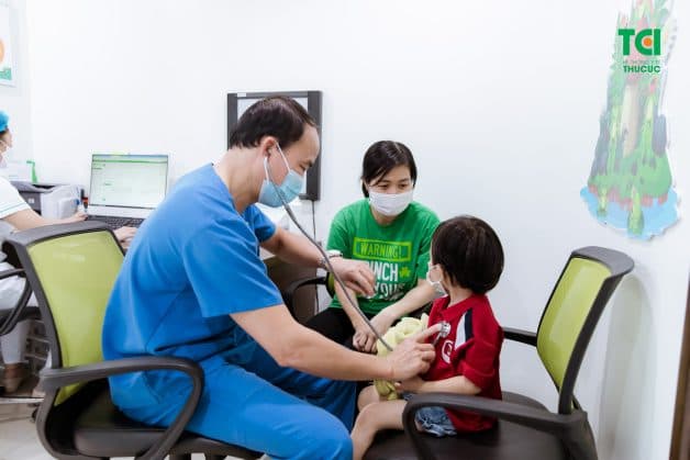 Cho trẻ thăm khám và điều trị với chuyên gia nếu trẻ bị sởi