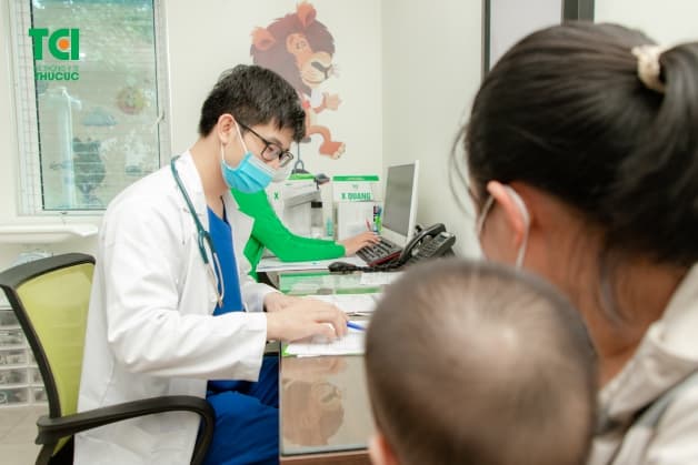 trẻ nhỏ bị cảm cúm