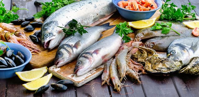 Phụ nữ mắc u xơ tử cung có nên ăn hải sản không?