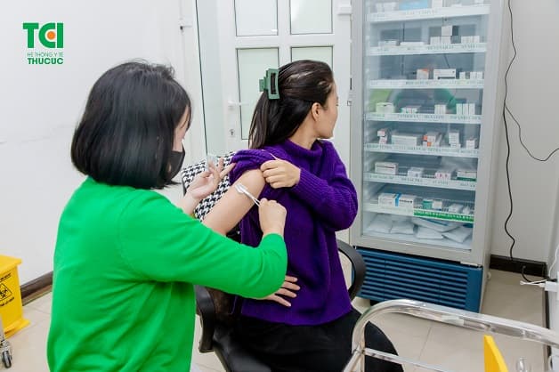 Trẻ em trên 2 tuổi và người già trên 65 tuổi nên tiêm vắc xin phòng phế cầu