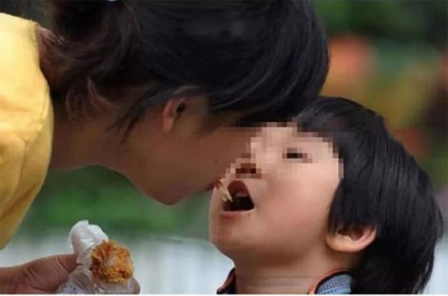 Thói quen bón mớm cho trẻ là nguyên nhân lây bệnh