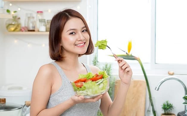 Thực hiện chế độ ăn uống đầy đủ dinh dưỡng giúp cơ thể khỏe mạnh