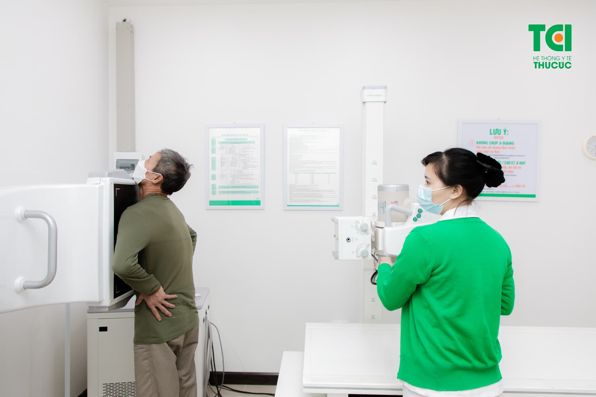 Chẩn đoán hình ảnh bằng phương pháp chụp x-quang trong khám ung thư.