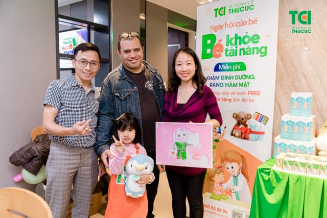 Ngày hội của bé: Hàng trăm trẻ được khám và dạy vẽ miễn phí