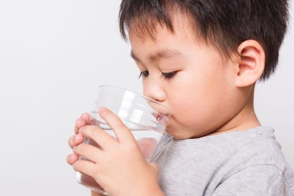 Cha mẹ cần theo dõi dấu hiệu mất nước khi trẻ bị nôn liên tục