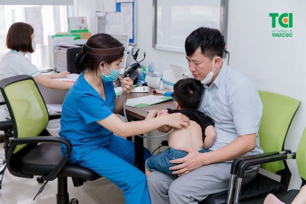 Đưa trẻ tới ngay các cơ sở y tế khi tình trạng nôn kéo dài nhiều lần hoặc trẻ có dấu hiệu bất thường