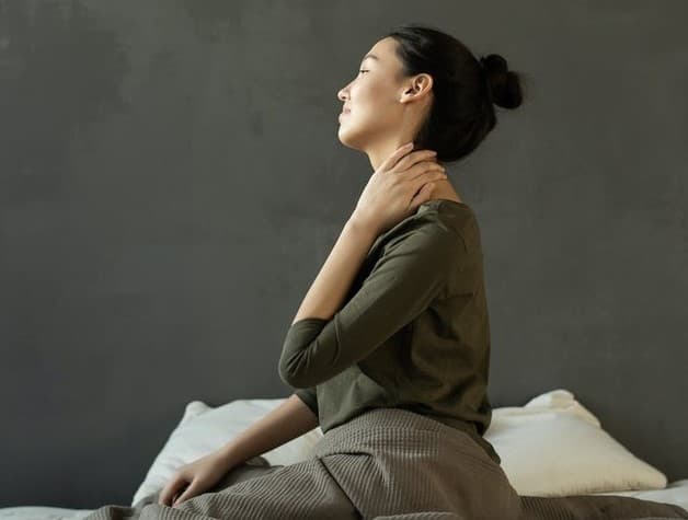 Thư giãn, hít thở nhẹ nhàng giúp cải thiện lo âu mất ngủ