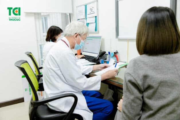 Uống thuốc đau đầu theo kê đơn của bác sĩ