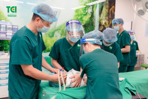 Trẻ lồng ruột dưới 24 giờ, có thể sẽ phải phẫu thuật tháo lồng