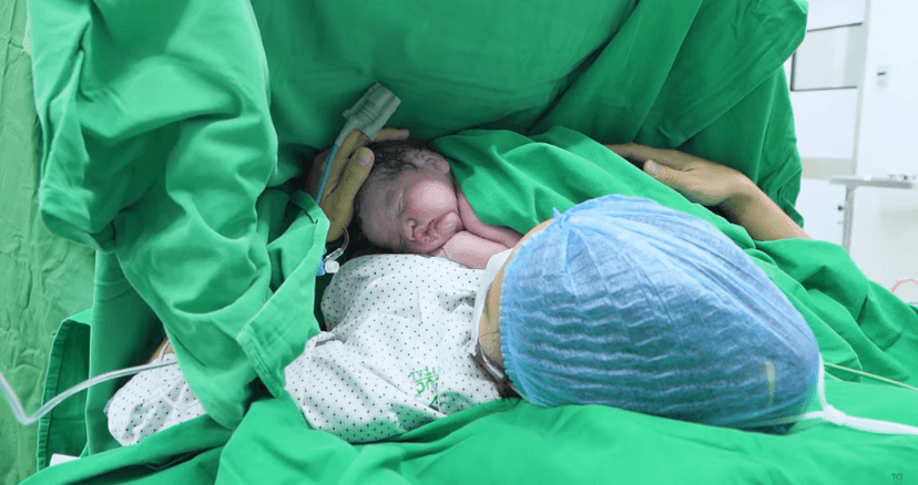 Lợi ích tuyệt vời của tiếp xúc da kề da mà mẹ có thể chưa biết