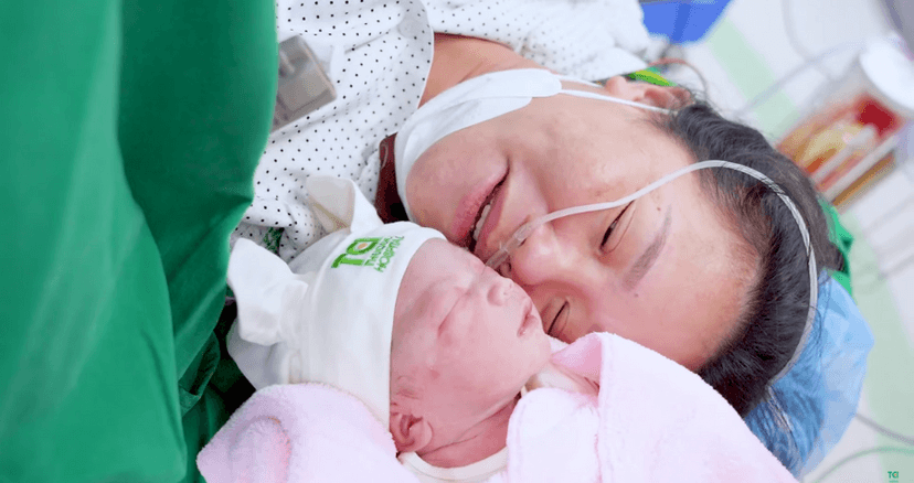 Cấp cứu sản phụ chuyển dạ con lần 3, thai to, đa ối, mẹ nhiễm liên cầu khuẩn nhóm B+