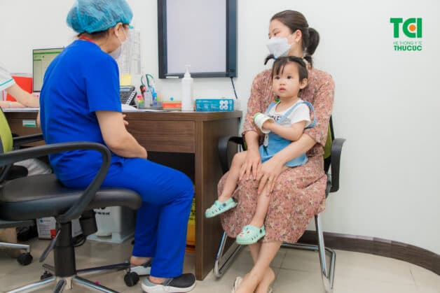 Điều trị cho bé bị viêm bờ mi mắt.