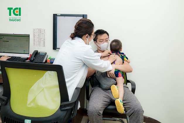 Hãy đưa trẻ đến khám bác sĩ khi nghi trẻ bị tay chân miệng