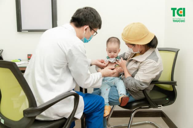 Giải đáp thắc mắc: Bệnh thủy đậu tắm lá gì?