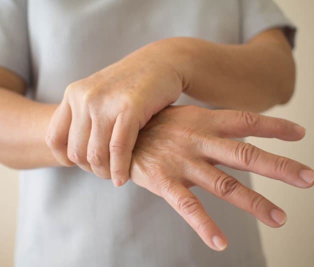 Gai đốt sống cổ thường gây ra tê bì vùng vai, cánh tay và cả bàn tay