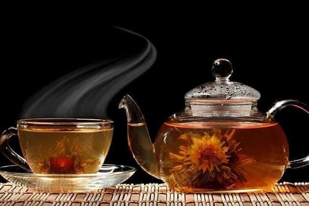 Uống trà thảo dược là cách giảm đau viêm đại tràng co thắt