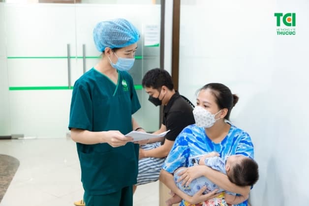 chăm sóc bé mọc răng hàm