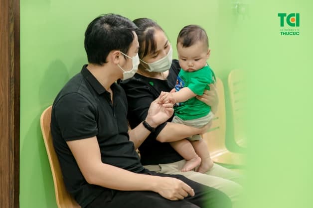 chăm sóc bé mọc răng hàm