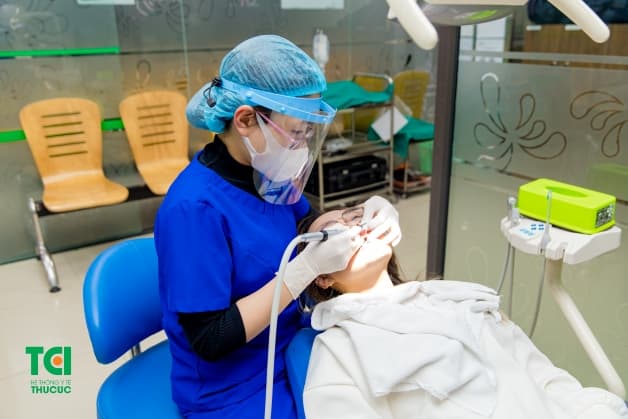 chăm sóc răng bị ê buốt