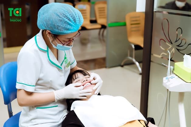 chân răng bị đen