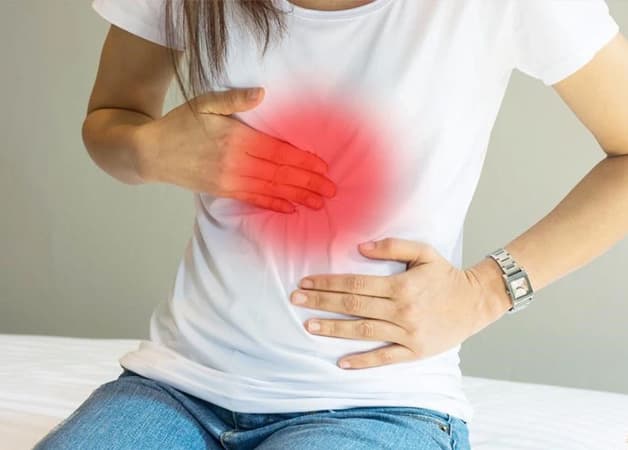 Đau thượng vị thường là dấu hiệu đầu tiên người bệnh cảm nhận được khi bị cơn đau dạ dày cấp.