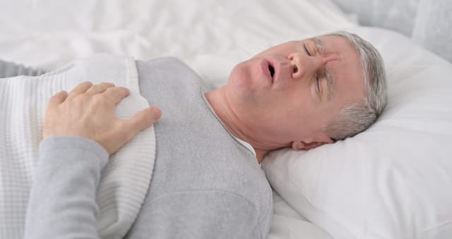 Đánh trống ngực khi nằm cảnh báo điều gì?