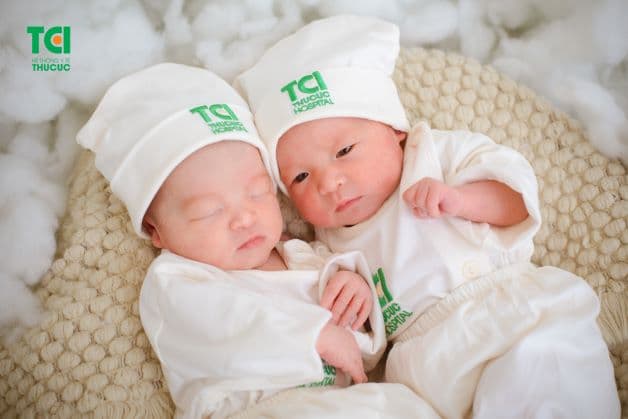 Khi mang thai đôi, mẹ nên vận động nhẹ nhàng để giữ an toàn cho song thai