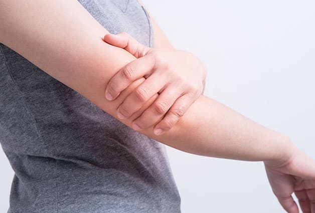 Các cơn đau có thể lan xuống hai cánh tay và cả bàn tay