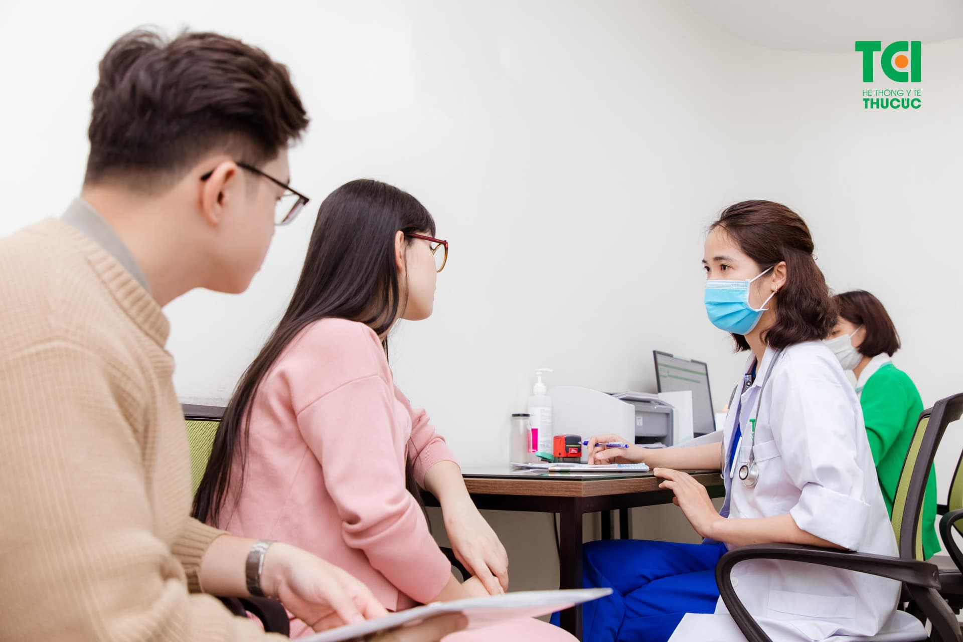 Mật ong có nhiều lợi ích cho sức khỏe vì thế sau đẻ mổ có được uống mật ong không là câu hỏi nhiều mẹ quan tâm