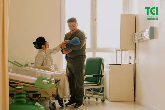 Mẹ đẻ thường ở cữ bao lâu thì được ra ngoài?