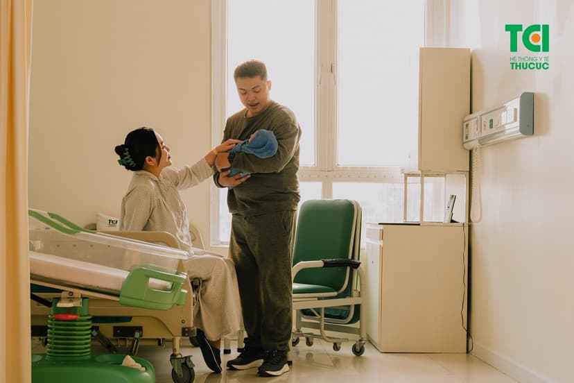 Mẹ đẻ thường ở cữ bao lâu thì được ra ngoài?