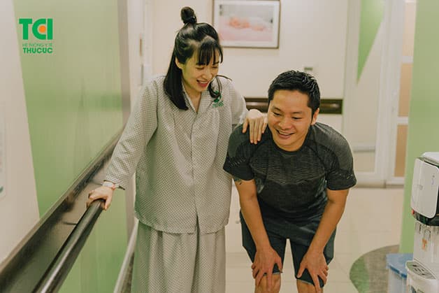 Đi lại, vận động nhẹ nhàng sẽ giúp ích rất nhiều cho quá trình phục hồi cơ thể mẹ sau sinh