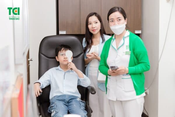 đo kính cận trẻ em như thế nào