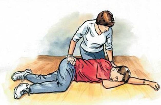 cách sơ cứu người bị tai biến mạch máu não - để người bệnh nằm nghiêng
