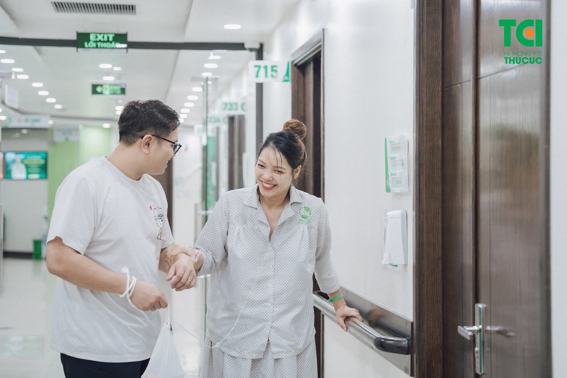 Sau sinh mẹ nên đứng dậy đi lại, vận động nhẹ nhàng để tăng tuần hoàn máu, giúp mẹ giảm đau lưng, sức khỏe nhanh phục hồi