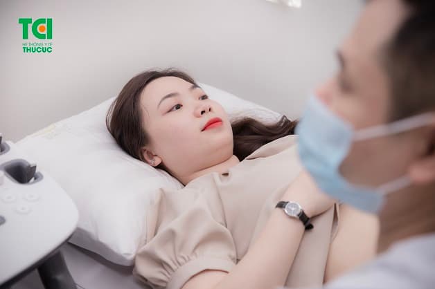 Ngoài ra, nhiều chị em còn khó chịu với triệu chứng đau bụng dưới khi viêm nhiễm lan rộng